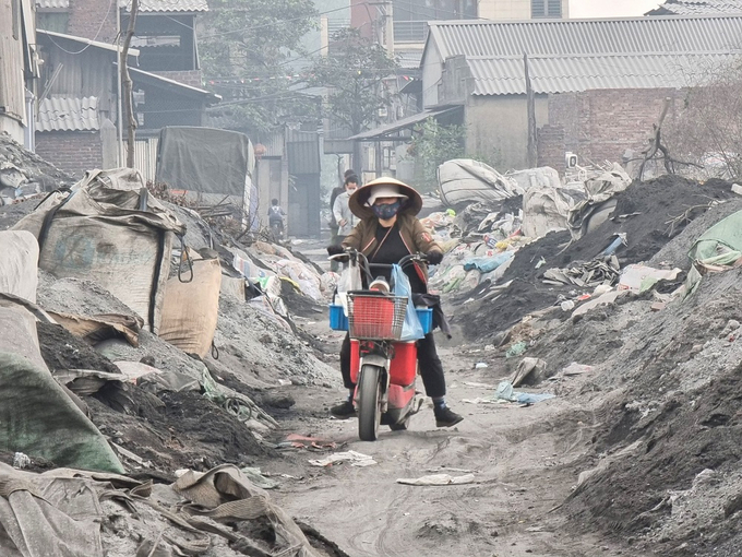 Người dân gặp nhiều khó khăn trong việc di chuyển tại làng nghề Văn Môn do nạn đổ trộm chất thải.