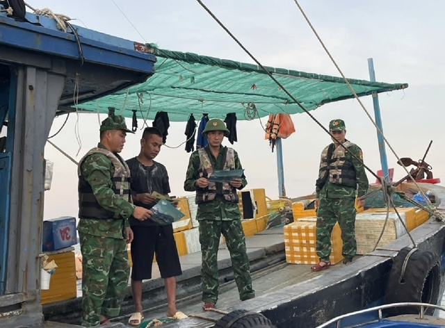 Bộ đội Biên phòng Quảng Ninh tổ chức tuyên truyền, hướng dẫn ngư dân về nơi tránh, trú bão số 3 an toàn.