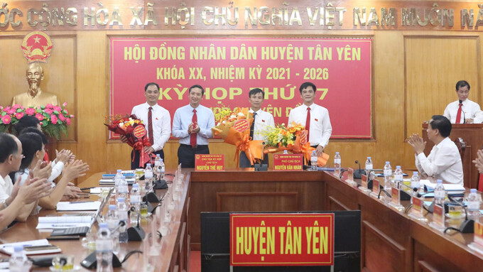 Ông Nguyễn Việt Oanh- Trưởng ban Tuyên giáo Tỉnh ủy Bắc Giang (thứ hai từ trái sang) tặng hoa chúc mừng các ông Nguyễn Huy Ngọc, Nguyễn Thế Huy, Ngô Quốc Hưng (từ trái qua)