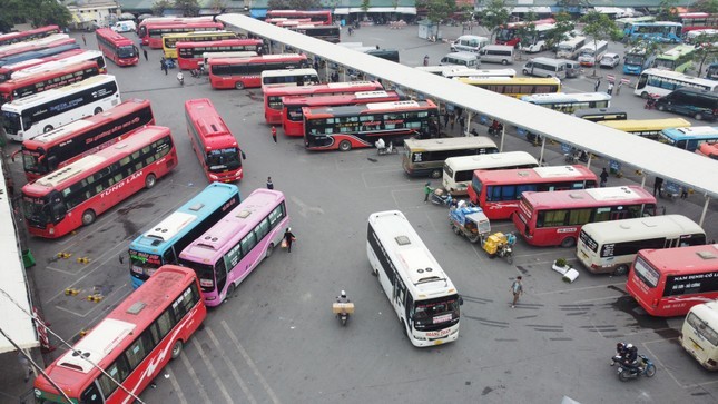 Để đảm bảo an toàn cho người và phương tiện trong những ngày xảy ra bão số 3, chiều tối nay BX Giáp Bát đã ra thông báo tạm dừng hoạt động các tuyến xe khách liên tỉnh