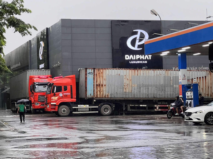 Người dân Hà Nội dựng container trước nhà để chống bão