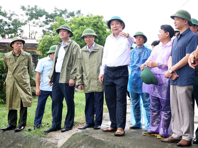 Bí thư Tỉnh ủy Bắc Giang Nguyễn Văn Gấu (áo trắng ở giữa) kiểm tra trạm bơm Quang Biểu (thị xã Việt Yên). Ảnh: Dương Thủy