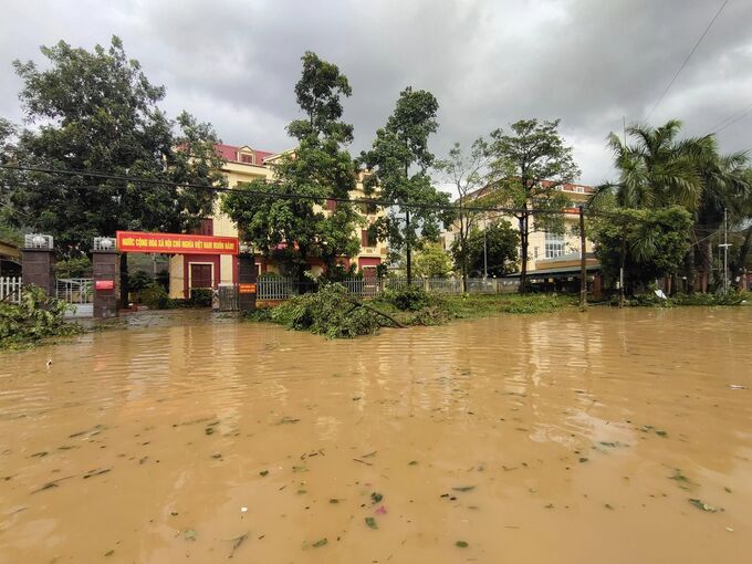 Tại khu vực Chi Cục thế huyện Sơn Động xuất hiện tình trạng ngập sâu, người dân cần cảnh giác khi tham gia giao thông, không lơ là chủ quan đi vào những khu vực nước sâu, nguy hiểm.