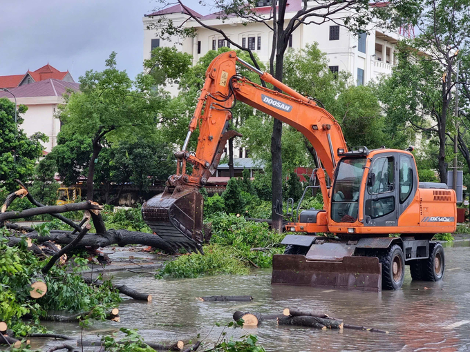 Lực lượng chức năng, đơn vị ứng phó xử lý sau cơn bão số 3 đã tập trung khắc phục sự cố, giải toả giao thông trên khắp các tuyến phố tại thành phố Bắc Ninh.