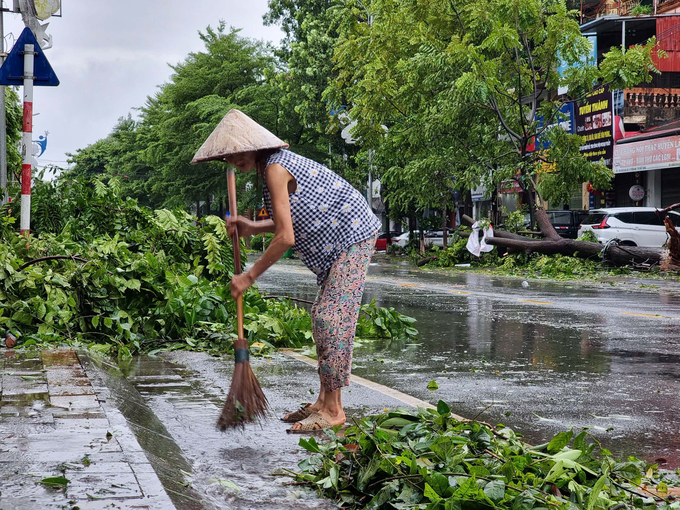 Người dân trên địa bàn thành phố Bắc Ninh chủ động quét rọn lại nhà cửa, khơi thông cống rãnh thoát nước nhằm giúp dòng chảy thuận tiện hơn.