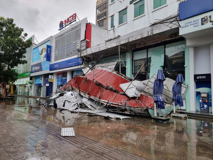 Công trình bảng biểu, mái tôn của một ngân hàng tại thành phố Bắc Ninh đã bị làm hỏng.