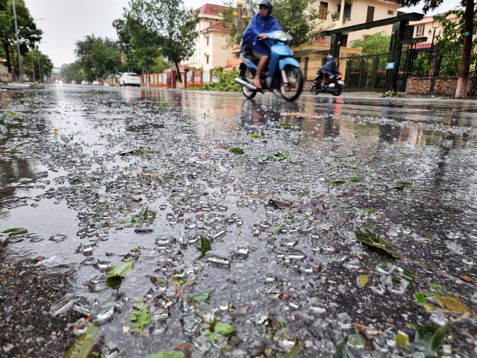 Những mảnh kính bị vỡ toang bắn khắp dưới lòng đường gây khó khăn cho người tham gia giao thông, chỉ một sơ xuất nhỏ có thể xảy ra tai nạn giao thông không đáng có.