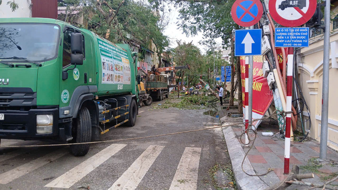 Đường Mê Linh (quận Lê Chân), khu vực quanh trường THPT Ngô Quyền được tạm cấm người và phương tiện qua lại để khắc phục hậu quả của bão số 3. Ảnh: Đinh Huyền.