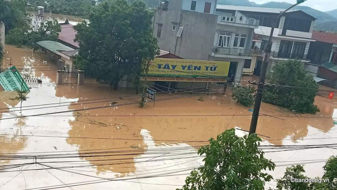 Trung tâm thị trấn Tây Yên Tử (Sơn Động, Bắc Giang) ngập sâu trong nước, ảnh CTV gửi sáng 08/9