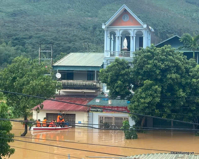 Lực lượng CA và quân đội huyện Sơn Động dùng cano đến cứu nạn cho người dân sáng 08/9. Ảnh: Thương Nguyễn