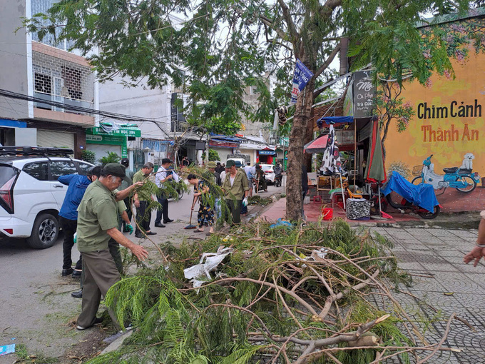 Các cựu chiến binh của phường Dư Hàng Kênh (quận Lê Chân) cùng với các đoàn thể, tổ chức chính trị xã hội phường tham gia dọn vệ sinh nơi mình sinh sống.