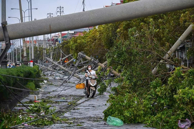 Người dân 'buộc' phải di chuyển qua những tuyến đường ngổn ngang như thế này.