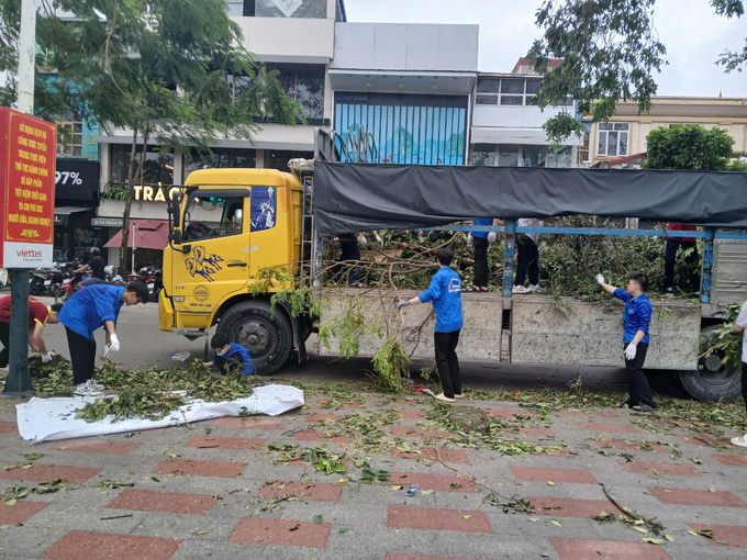 Em Đào Lê Hoàng, lớp 12A6, trường THPT Lê Hồng Phong chia sẻ, được nhà trường phát động, em đã cùng 5 bạn trong lớp và các bạn ở những khối, lớp khác của trường xung phong tham gia dọn vệ sinh, khắc phục hậu quả của bão số 3. 'Khi được nhà trường kêu gọi, em xung phong ngay, em rất yêu thành phố Cảng quê hương và mong muốn được đóng góp một chút công sức của mình để thành phố của em sớm sạch đẹp trở lại', Hoàng nói.