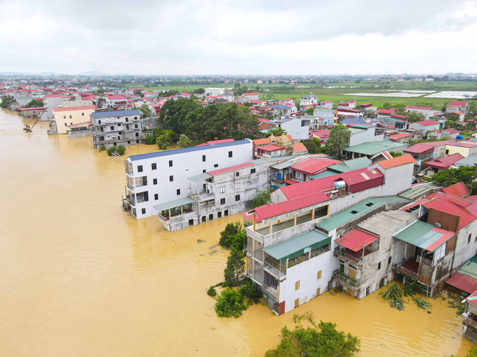 Nhiều công trình mọc không phép gần mép sông Cầu có nguy cơ bị ngập lụt nặng.