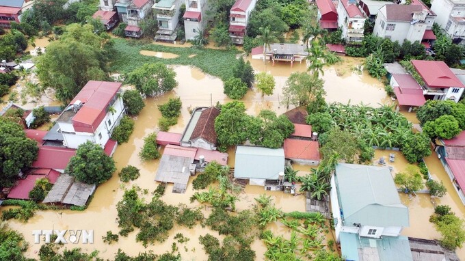 Nước dâng cao làm thiệt hại nhiều tài sản và hoa màu của người dân dọc sông Hồng và trên tuyến đường 32C chạy từ nút giao IC10 Cao tốc Nội Bài-Lào Cai về đầu huyện Hạ Hòa, tỉnh Phú Thọ.