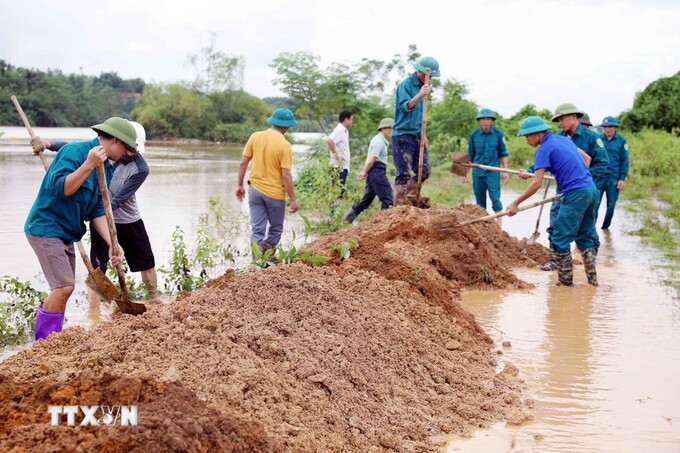 UBND các xã Tuy Lộc, Minh Tân, Thụy Liễu… huy động hàng trăm dân quân quân tự vệ đắp đê bao ngòi Giành, xã Tuy Lộc, huyện Cẩm Khê.