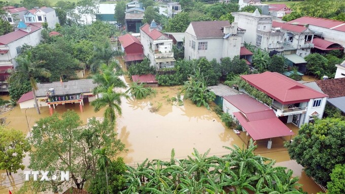 Hiện, hàng trăm hộ dân huyện Cẩm Khê đã bị cô lập do nước dâng cao.