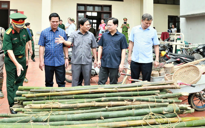 Bí thư Tỉnh uỷ Bắc Ninh Nguyễn Anh Tuấn cùng Phó Chủ tịch UBND tỉnh Bắc Ninh Lê Xuân Lợi kiểm tra nơi sinh hoạt của người dân.