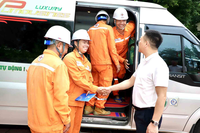 Công ty điện lực Hà Tĩnh đã nhận lệnh điều động Bắc tiến, tham gia hỗ trợ khắc phục thiệt hại do bão Yagi gây ra cho lưới điện