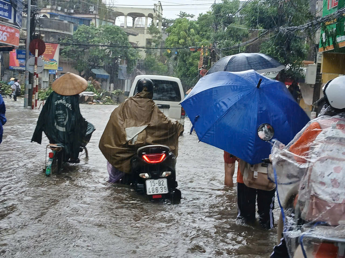 Đường Hàng Kênh (quận Lê Chân) trưa 11/9. Ảnh: Đinh Huyền.