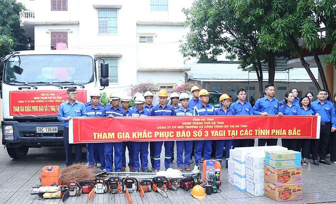 Đội xung kích gồm 20 cán bộ, nhân viên của công ty Môi trường Đô thị lên đường ra TP Hà Nội