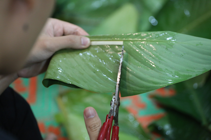 Các công đoạn cắt lá, làm nhân, gói bánh được chia nhỏ, mỗi người một công đoạn