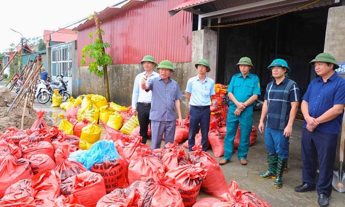 Chủ tịch UBND tỉnh Bắc Giang Lê Ánh Dương kiểm tra công tác chuẩn bị vật tư chống lũ tại xã Tân Tiến.