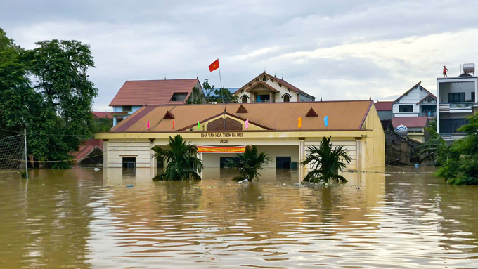 Tại khu vực nhà văn hoá thôn Đa Hội, mực nước ngập cao hơn 1m.