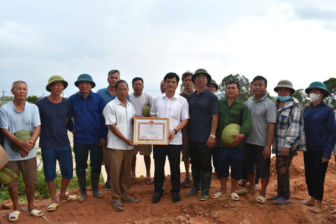 Chủ tịch UBND huyện Tân Yên trao tặng giấy khen cho nhân dân thôn Phú Khê, xã Quế Nham