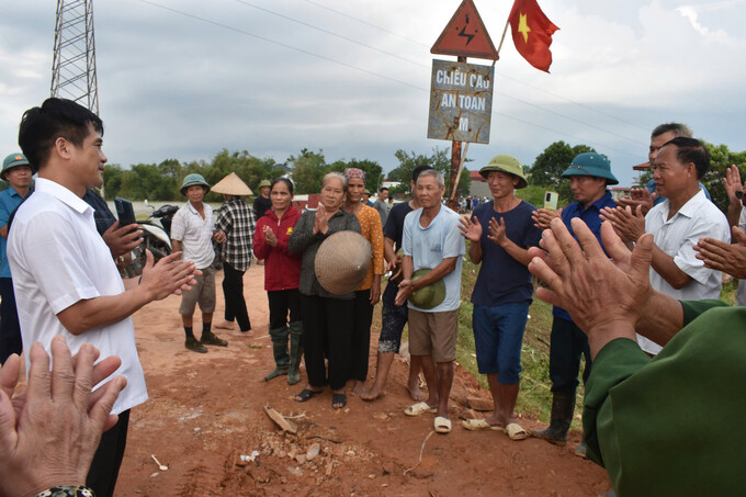 Chủ tịch UBND huyện Tân Yên, ông Ngô Quốc Hưng (bên trái) biểu dương nhân dân xã Quế Nam