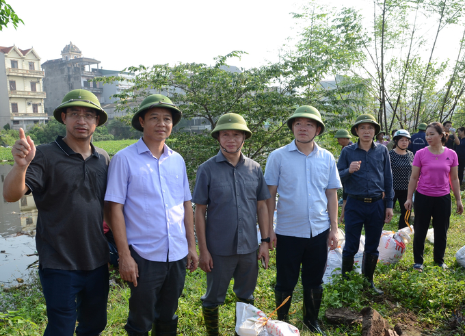 Giám đốc Sở Nông nghiệp và PTNT tỉnh Bắc Ninh Nguyễn Song Hà cùng Bí thư thành phố Từ Sơn Lưu Đình Thực chỉ đạo khắc phục sự cố.