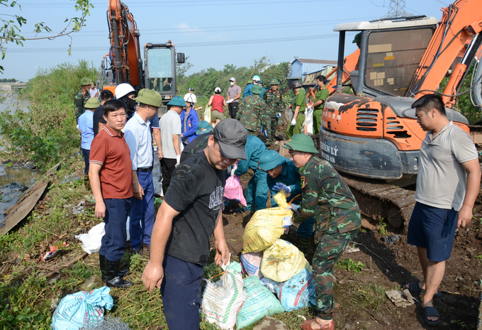 Dân quân các phường được Trang Hạ, Châu Khê, Phù Khê, Hương Mạc, Đồng Kỵ tham gia khắc phục sự cố.