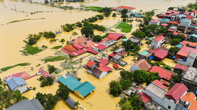 Nhiều ngôi nhà có nguy cơ chìm sâu trong biển nước.