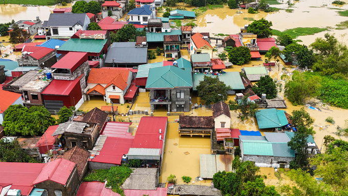 Nhiều ngôi nhà chìm sâu trong biển nước.