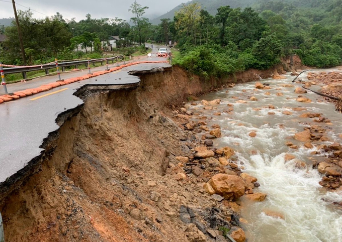 Hàng nghìn vị trí bị hư hỏng nặng trên các tuyến quốc lộ từ Thanh Hóa và các tỉnh phía Bắc