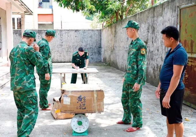 Đồn Biên phòng cửa khẩu quốc tế Móng Cái đang lập biên bản sự việc.