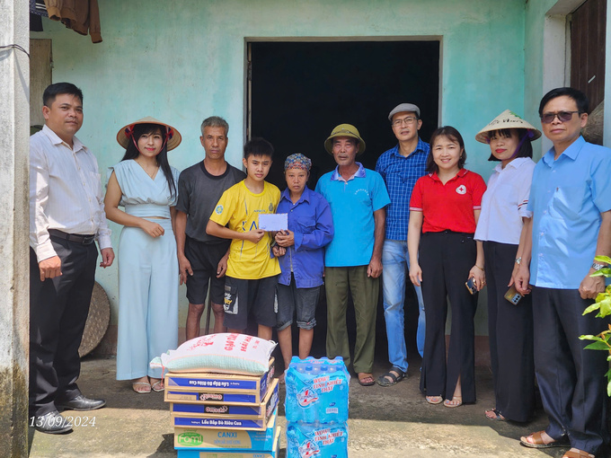 Chủ tịch Hội Chữ thập đỏ huyện Yên Thế Lý Thu Hà (áo đỏ) và đại diện một số cơ quan báo chí thường trú tại tỉnh Bắc Giang đến thăm hỏi, động viên và trao quà cho gia đình bà Vũ Thị Minh, trú tại thôn Giếng Chảnh, xã Đồng Kỳ, huyện Yên Thế. Gia đình thuộc hộ nghèo nhà chỉ trông chờ vào hai sào lúa, nay thì bị hư hại hoàn toàn do bão số 3.