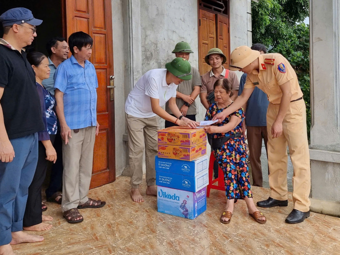 Trưa 11/9, đoàn thiện nguyện do phóng viên Bạn đường khởi xướng đến trao quà và số tiền 1,5tr đồng cho bà Hoàng Thị Thúy, 64 tuổi, ở xã Lệ Viễn, huyện Sơn Động (Bắc Giang). Bà Thúy bị bão số 3 cuốn bay nóc nhà và đồ đạc, hiện đang phải tá túc nhờ nhà chị họ, bản thân bà Thúy bị trọng bệnh.