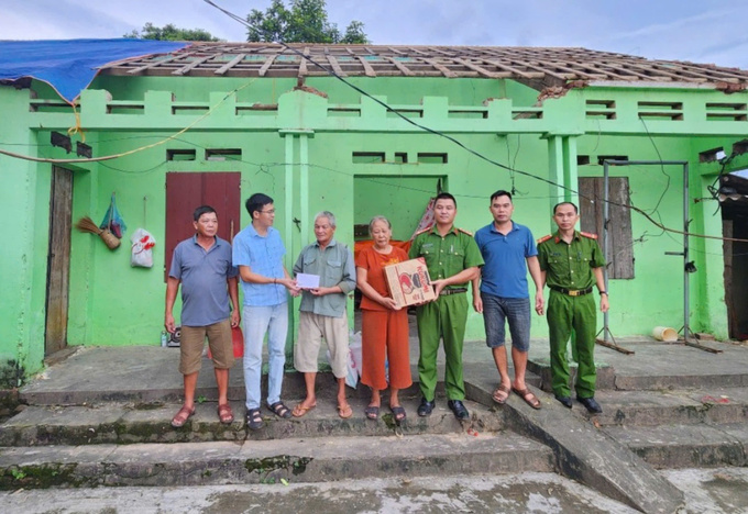 Lực lượng Công an chính quy xã Nghĩa Phương và đại diện đoàn thiện nguyện đến thăm, tặng tiền hỗ trợ sửa chữa nhà và quà cho gia đình ông Lý Văn Xin, 73 tuổi, thương binh 4//4 ở thôn Suối Ván chiều 12/9 vừa qua.