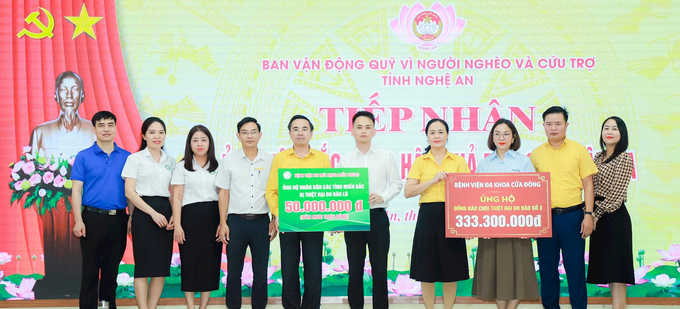 Bệnh viện Đa khoa Cửa Đông và Bệnh viện Tai mũi họng miền Trung trao ủng hộ đồng bào các tỉnh phía Bắc tại Ban Vận động Quỹ vì người nghèo và cứu trợ tỉnh Nghệ An