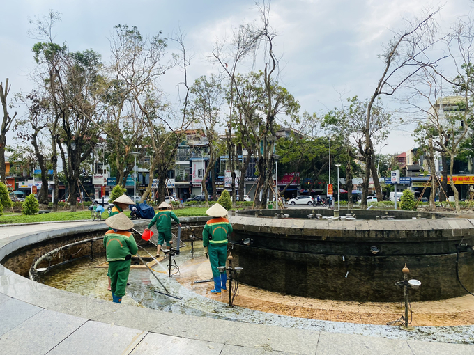 Công nhân Công ty cây xanh họ làm việc không dưới 15 tiếng/ ngày liên tục kể từ sau bão để Thành phố sớm Xanh - Sạch - Đẹp trở lại