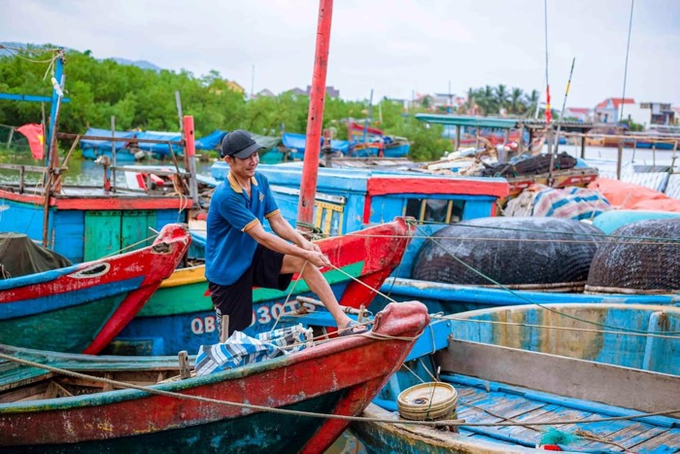 Ngư dân đang chằng buộc, gia cố lại tàu thuyền