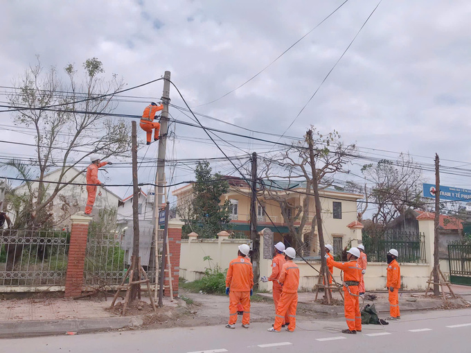 Dọc tuyến đường đi vào xã Hoàng Tân, thị xã Quảng Yên đang được ngành điện khôi phục, dựng lại các cây cột điện bị gẫy đổ sau bão số 3.