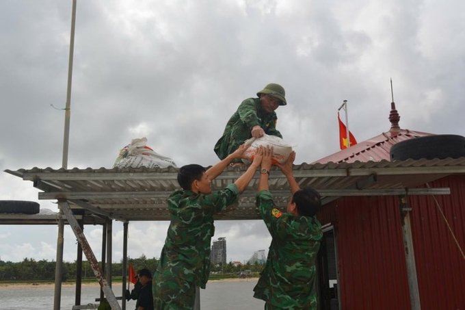 Bộ đội Biên phòng hỗ trợ người gia cố nhà cửa