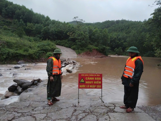 Mưa lớn gây ngập và chia cắt một số tuyến đường khu vực biên giới tỉnh Quảng Bình.