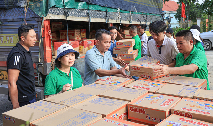 Nhiều thùng mì tôm cùng nhu yếu phẩm được gửi tới bà con vùng lũ