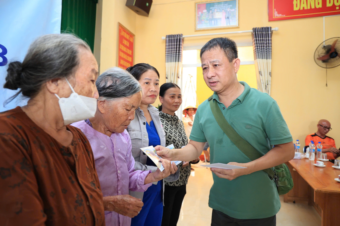 Ông Nguyễn Công Hùng - Phó Chủ tịch Hiệp hội Vận tải ô tô Việt Nam trao quà cho bà con bị thiệt hại bởi bão số 3 tại Yên Bái. Ảnh: H.T