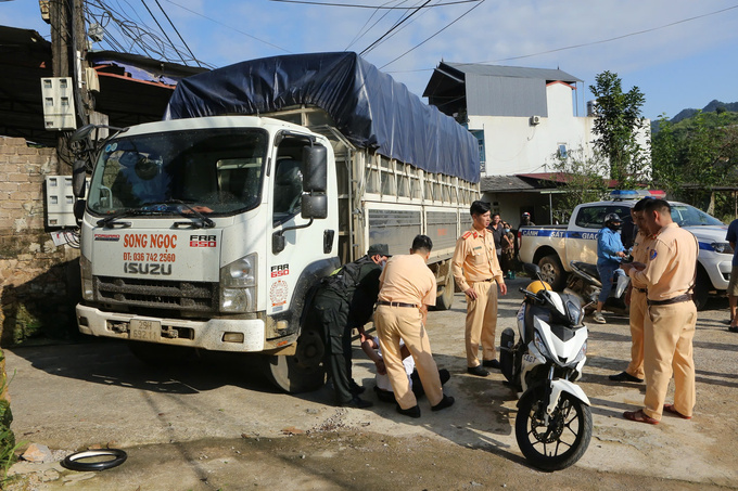 Tổ công tác cùng Đội CSGT huyện Mộc Châu khống chế tài xế