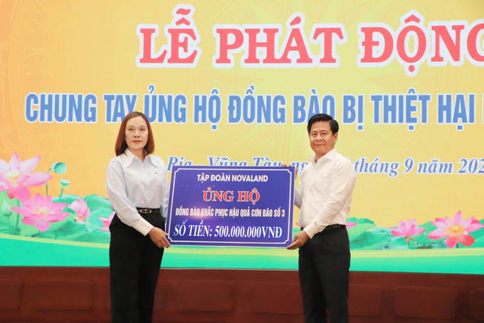 Ông Bùi Chí Thành, Chủ tịch Uỷ ban MTTQ Việt Nam tỉnh Bà Rịa – Vũng Tàu nhận bảng trao ủng hộ 500 triệu đồng từ bà Võ Thị Cao Ly, Giám đốc Ban phát triển dự án, đại diện Tập đoàn Novaland