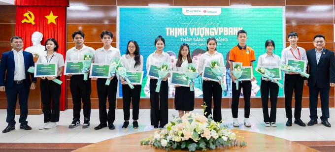 VPBank trao học bổng cho sinh viên tài năng